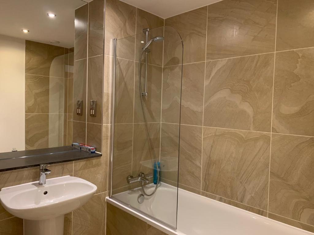 Modern 2 Bed 2 Bath Apartment In Central Croydon! Exterior photo