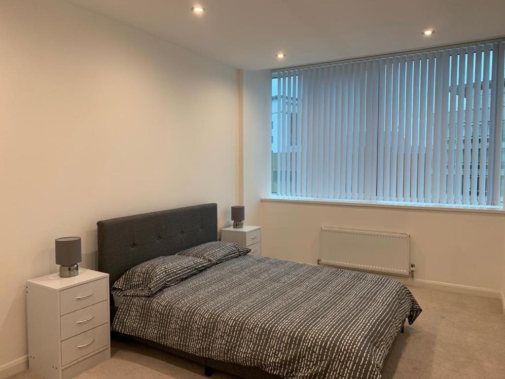 Modern 2 Bed 2 Bath Apartment In Central Croydon! Exterior photo