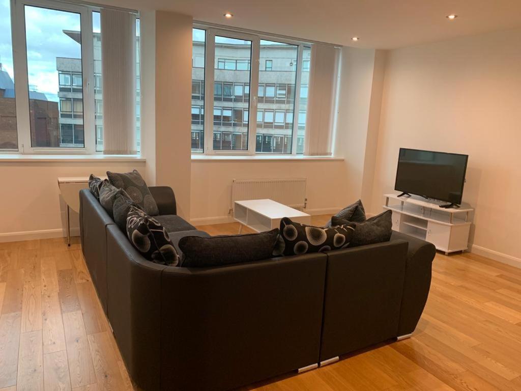 Modern 2 Bed 2 Bath Apartment In Central Croydon! Exterior photo