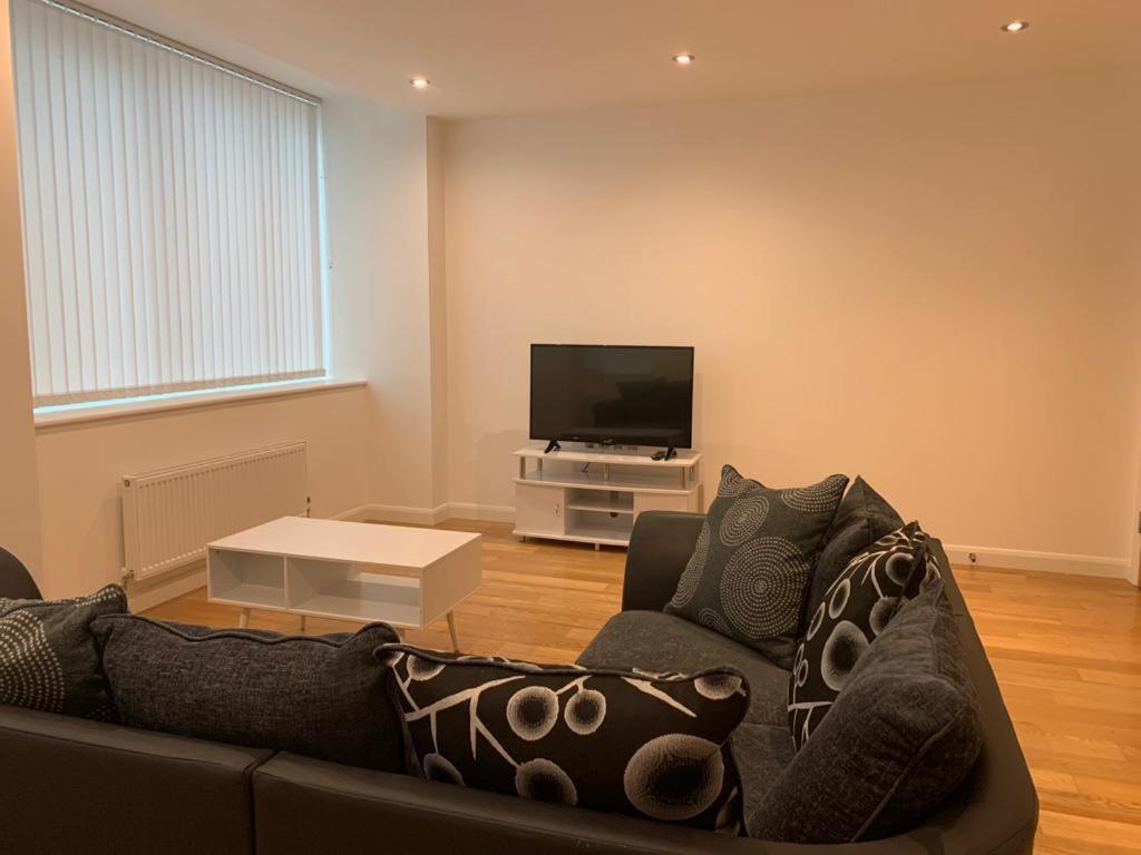 Modern 2 Bed 2 Bath Apartment In Central Croydon! Exterior photo